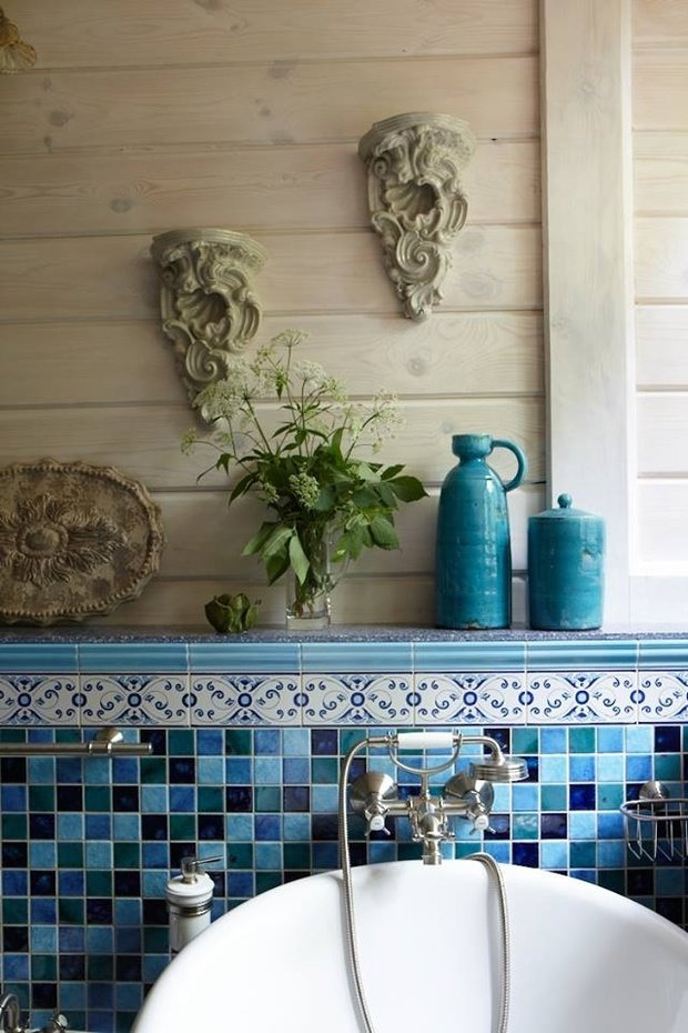 Фотография: Декор в стиле Прованс и Кантри, Классический, Дом, Проект недели, Екатерина Блохина, Дом и дача, Московская область, дом из бруса, Антон Корнеев, Korneev Design Workshop, гостиная с камином, как оформить деревянный дом, дом с мансардой – фото на INMYROOM