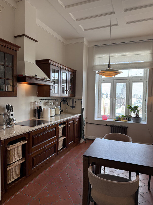 Фотография: Кухня и столовая в стиле Современный, Винтажный, Квартира, Проект дня, Москва, Кирпичный дом, 3 комнаты, 60-90 метров, Сабина Неровня, современный с элементами классики и лофта – фото на INMYROOM