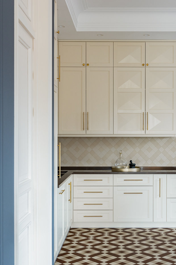 Фотография: Кухня и столовая в стиле Классический, Современный, Эклектика, Квартира, Проект недели, Москва, 4 и больше, Более 90 метров, Александр Белобородов – фото на INMYROOM