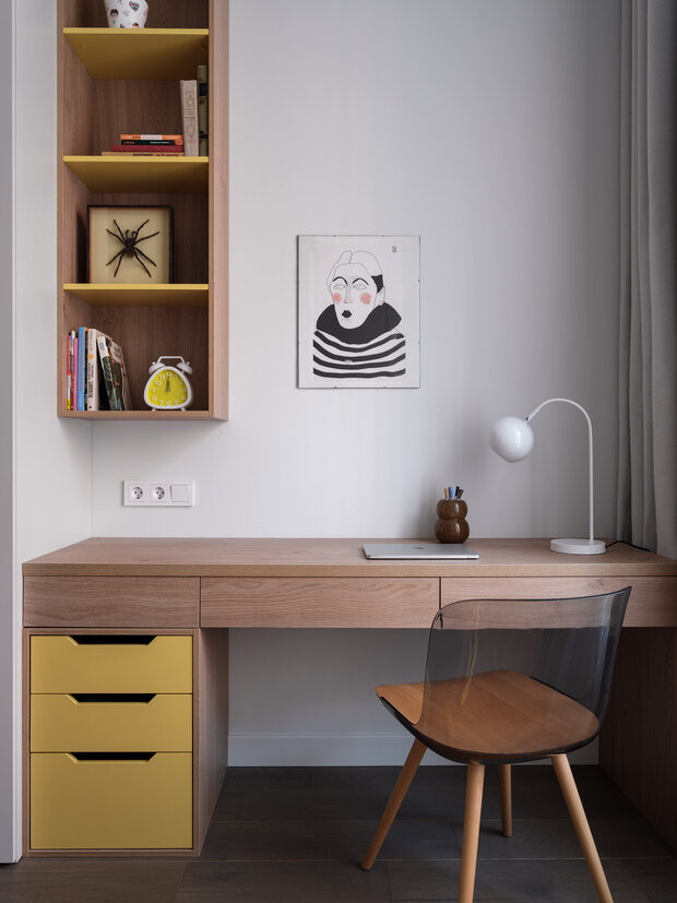 В детской комнате были два одинаковых коленных стула, но для того, чтобы разнообразить рабочие места для съемки, дизайнер-руководитель студии Мария Кулак принесла один стул из соседнего шоурума, в итоге он очень понравился заказчикам и его решили оставить.