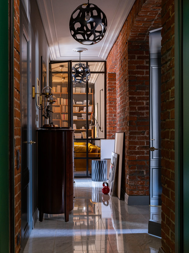 Фотография: Прихожая в стиле Лофт, Эклектика, Квартира, Проект дня, Москва, Кирпичный дом, 4 и больше, Более 90 метров, Берлога, Елена Тамбиева, Наталья Водопьянова – фото на INMYROOM