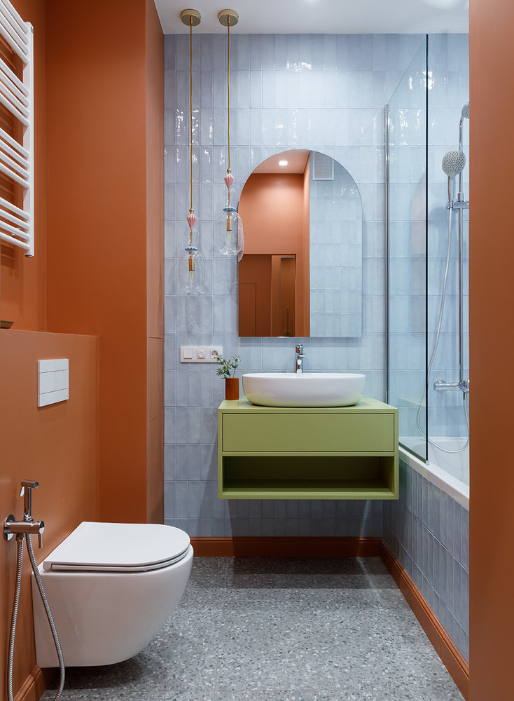 Санузел объединяет в себе все цветовые решения и акценты квартиры. При этом все выглядит гармонично и сбалансированно.