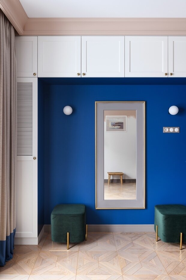 Третья комната пока без конкретного назначения. В этом помещении сделаны шкафы, с учетом того, что в будущем она может стать детской и между красивыми шкафами с антресолью встанет детская кровать.