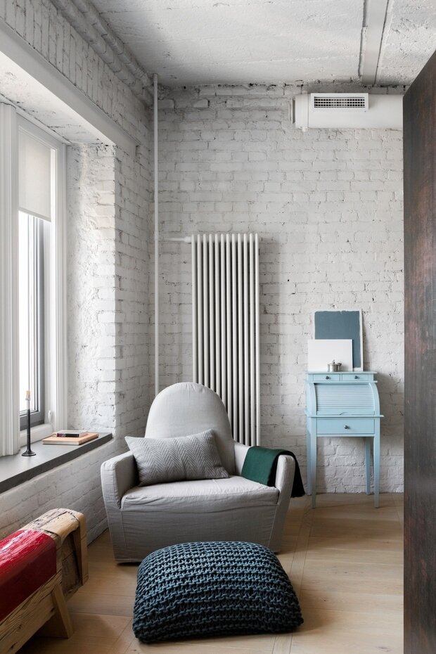 Фотография: Гостиная в стиле Лофт, Эклектика, Винтажный, Квартира, Проект дня, Москва, Кирпичный дом, 3 комнаты, 60-90 метров, Петр Григораш – фото на INMYROOM