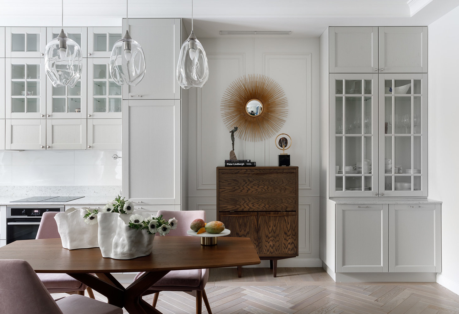 В разрыве между кухонной мебелью разместили бюро, которое отличается и по цвету, и по стилю от кухни, но оно поддерживается столовой группой. В разрыве между кухонной мебелью разместили бюро, которое отличается и по цвету, и по стилю от кухни, но оно поддерживается столовой группой.