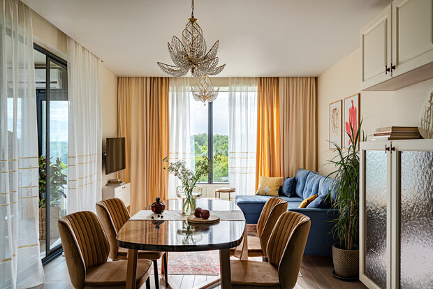 Две люстры из богемского стекла по эстетике перекликаются с антикварными светильниками в коридоре.