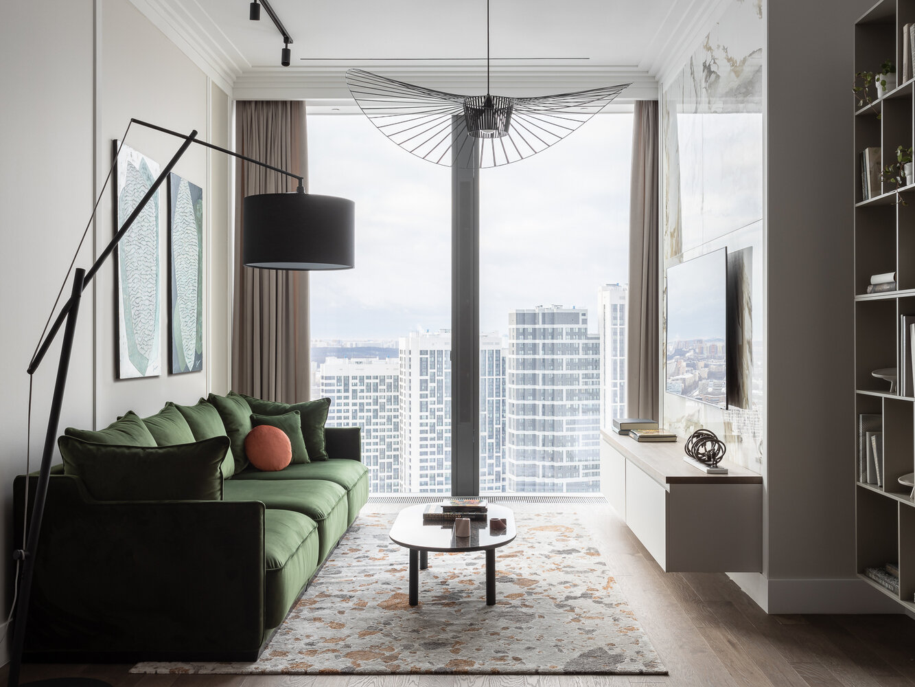 Кухню и все шкафы изготавливали на столярном производстве Mebel-W по индивидуальному проекту. Это позволило функционально их встроить в планировочную структуру помещения и идеально подобрать отделку шпона и тональность эмали. Кухню и все шкафы изготавливали на столярном производстве Mebel-W по индивидуальному проекту. Это позволило функционально их встроить в планировочную структуру помещения и идеально подобрать отделку шпона и тональность эмали.