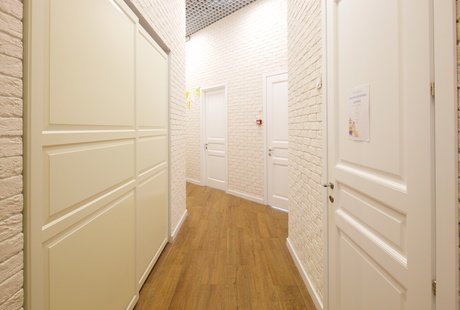 Детский центр. Коридор и раздевалка