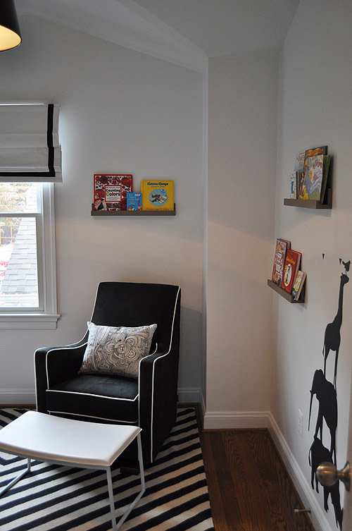 Фотография: Детская в стиле Современный, Классический, Декор интерьера, Квартира, США, Аксессуары, Интерьер комнат, Декор, Белый, Переделка, Черный, Коричневый, отделка, интерьер в белом цвете, экспресс-ремонт, эклектика в интерьере, идеи для детской – фото на INMYROOM Фотография: Детская в стиле Современный, Классический, Декор интерьера, Квартира, США, Аксессуары, Интерьер комнат, Декор, Белый, Переделка, Черный, Коричневый, отделка, интерьер в белом цвете, экспресс-ремонт, эклектика в интерьере, идеи для детской – фото на INMYROOM