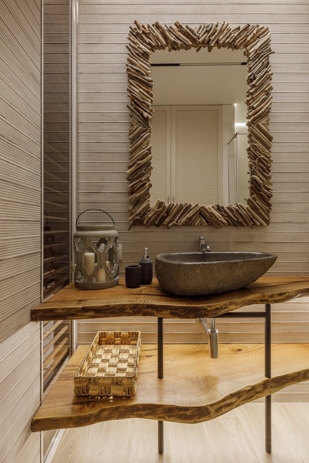 Зеркало в ванной дизайнер сделала сама специально для этого проекта.