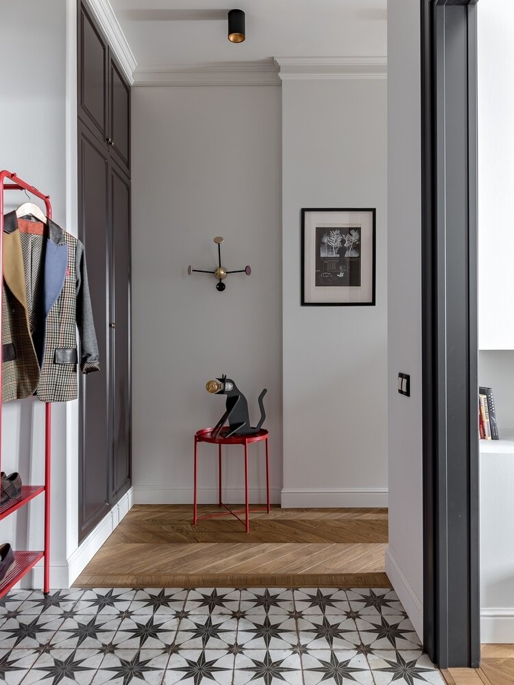 Интерьер создают детали, и здесь их много: светильник в виде кошки, футуристическая вешалка, постеры и картины. Интерьер создают детали, и здесь их много: светильник в виде кошки, футуристическая вешалка, постеры и картины.