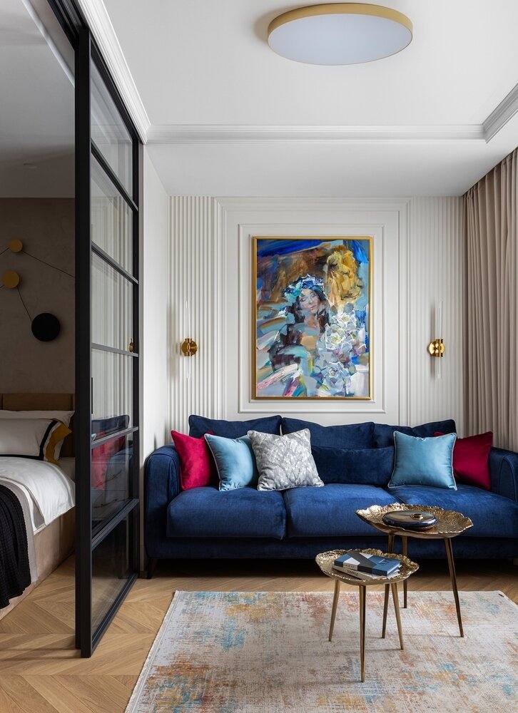 Картина не случайно так идеально вписалась в интерьер. Ее заказали уже после ремонта. В цветовой палитре картины использовали основные оттенки обстановки.