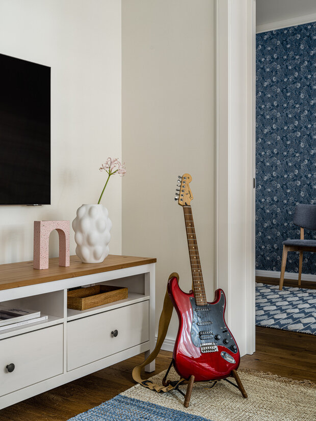 Электрогитара заказчика, обычно грустно скучающая в чехле, стала ярким элементом интерьера.