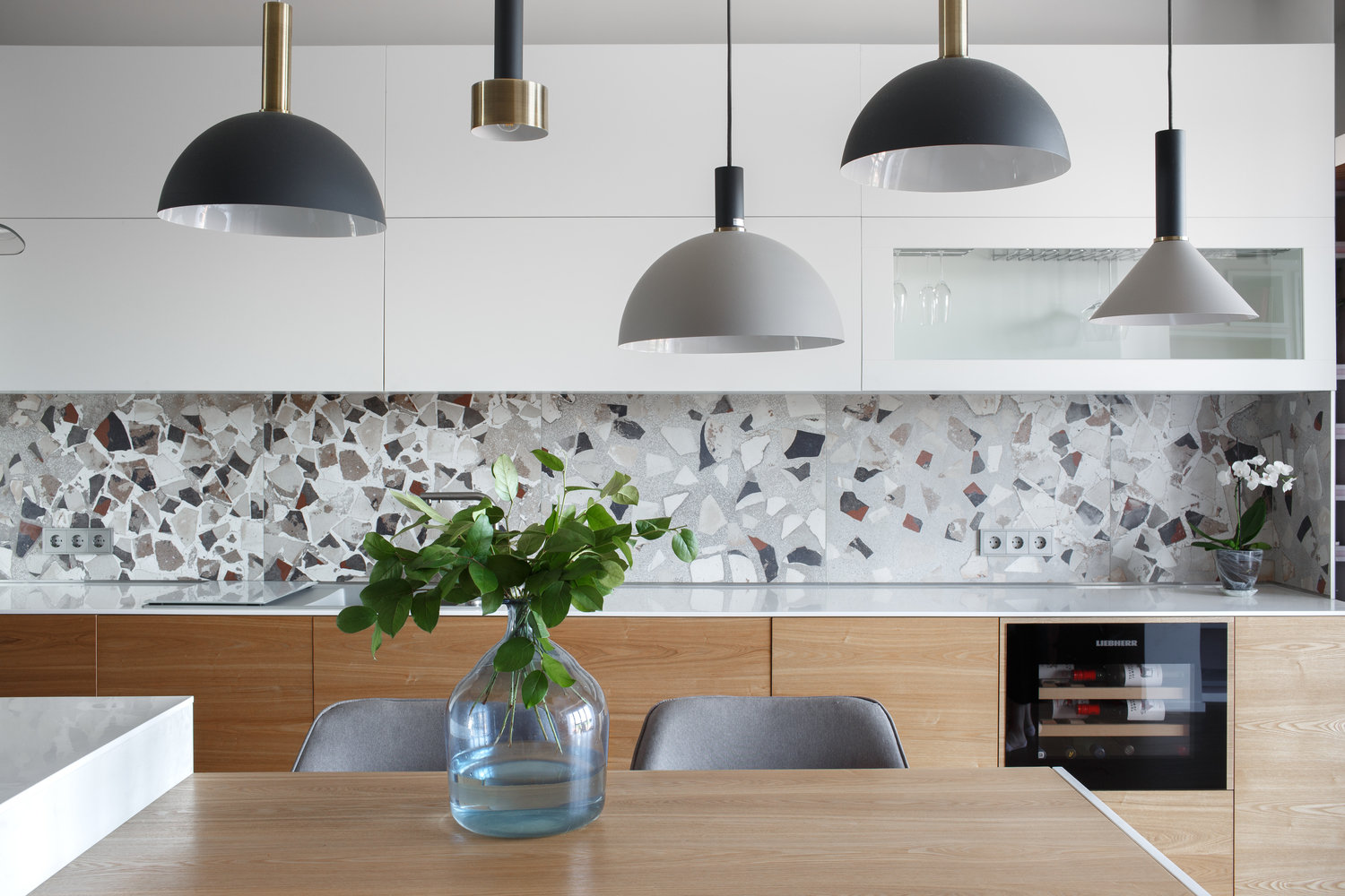 Фотография: Кухня и столовая в стиле Современный, Квартира, Проект недели, 3 комнаты, Более 90 метров, Владивосток, Miyao Studio – фото на INMYROOM Фотография: Кухня и столовая в стиле Современный, Квартира, Проект недели, 3 комнаты, Более 90 метров, Владивосток, Miyao Studio – фото на INMYROOM