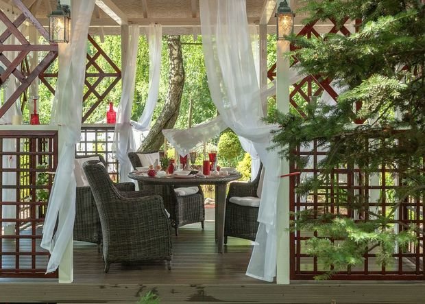 Фотография: Терраса в стиле Восточный, Классический, Россия, MW-LIGHT, Белый, Дача, Красный, Коричневый, Подмосковье, Дом и дача, 4SiS, A&D Home, Террадек, Хомгарт, Фундекс, Ruflex, Елена Кунците, как построить беседку, кровля из черепицы, деревянный каркас у беседки – фото на INMYROOM