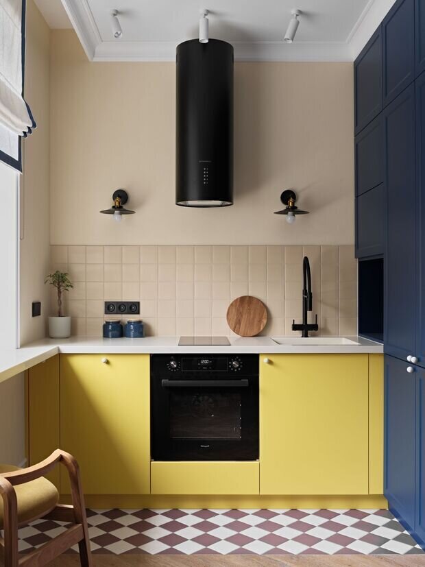 Фотография: Кухня и столовая в стиле Современный, Квартира, Проект дня, Новосибирск, Сталинка, 3 комнаты, 60-90 метров, ремонт сталинки, дизайн кухни в сталинке, современный/скандинавский, фото интерьера, дизайн интерьера фото, фото кухни, Анастасия Рыбина, Елена Дьяконова – фото на INMYROOM