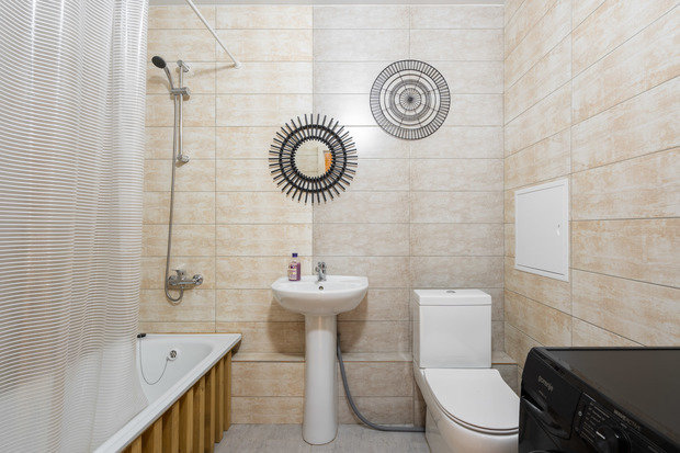 Санузел не меняли, только добавили рейки как экран для ванны.