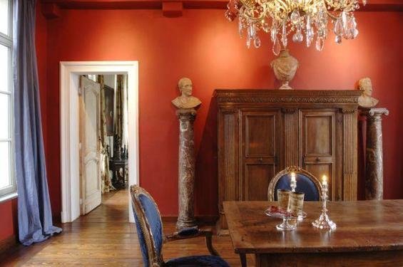 Фотография: Кухня и столовая в стиле Прованс и Кантри, Дом, Дома и квартиры, Лестница, Диван, Балки, Пол – фото на INMYROOM