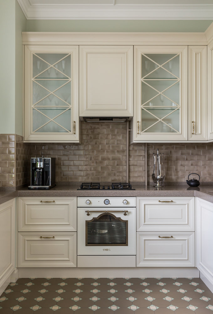 Фотография: Кухня и столовая в стиле Классический, Современный, Квартира, Проект недели, Москва, Сталинка, 3 комнаты, Более 90 метров, Татьяна Красикова – фото на INMYROOM Фотография: Кухня и столовая в стиле Классический, Современный, Квартира, Проект недели, Москва, Сталинка, 3 комнаты, Более 90 метров, Татьяна Красикова – фото на INMYROOM