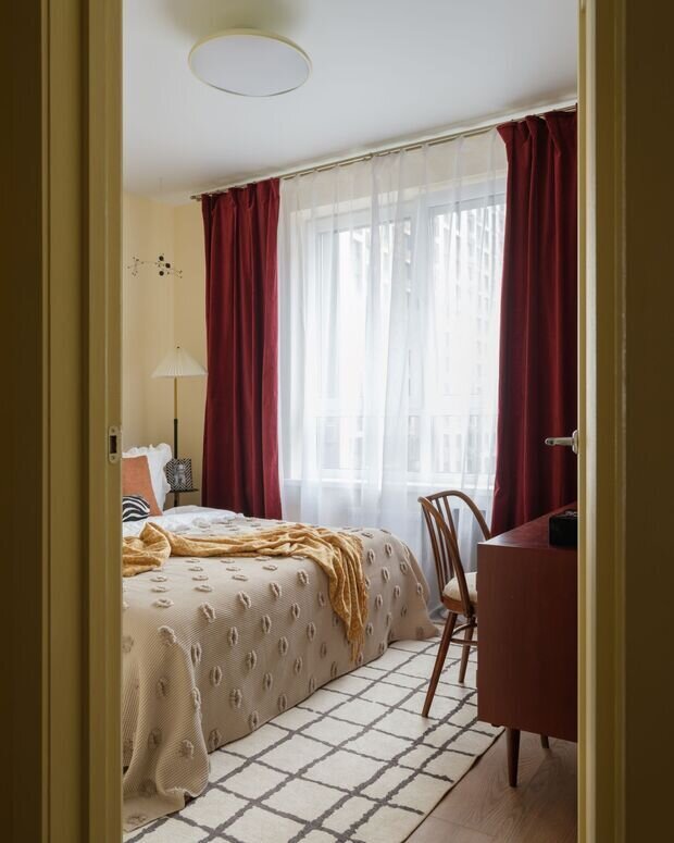 Фотография: Спальня в стиле Скандинавский, Современный, Эклектика, Квартира, Проект дня, Москва, Монолитный дом, 3 комнаты, 40-60 метров, Дарья Дудоладова – фото на INMYROOM