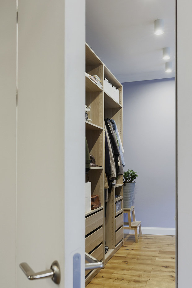 Фотография: Гардеробная в стиле Минимализм, Современный, Квартира, Проект недели, Москва, Кирпичный дом, 2 комнаты, 40-60 метров, INMYROOM_ВИДЕО, INMYROOM TV, Родион Миронович, ЖК «Нижняя Пресня» – фото на INMYROOM