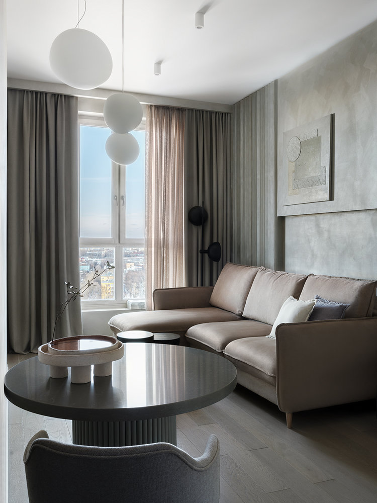 Так как интерьер монохромный, много внимания уделили разнообразию фактур отделки и текстиля. цвет стен при разном освещении меняет оттенок и никогда не надоедает. Так как интерьер монохромный, много внимания уделили разнообразию фактур отделки и текстиля. цвет стен при разном освещении меняет оттенок и никогда не надоедает.