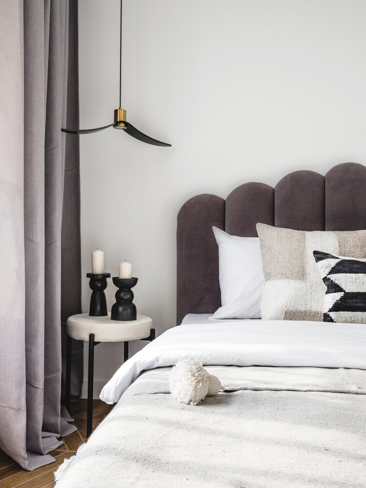 В декоре доминируют предметы в стиле джапанди из керамики, шерсти, хлопка. Пледы, вазы, столики тоже играют роль украшений. Аксессуары кажутся слегка несовершенными, будто сделанными вручную. В декоре доминируют предметы в стиле джапанди из керамики, шерсти, хлопка. Пледы, вазы, столики тоже играют роль украшений. Аксессуары кажутся слегка несовершенными, будто сделанными вручную.