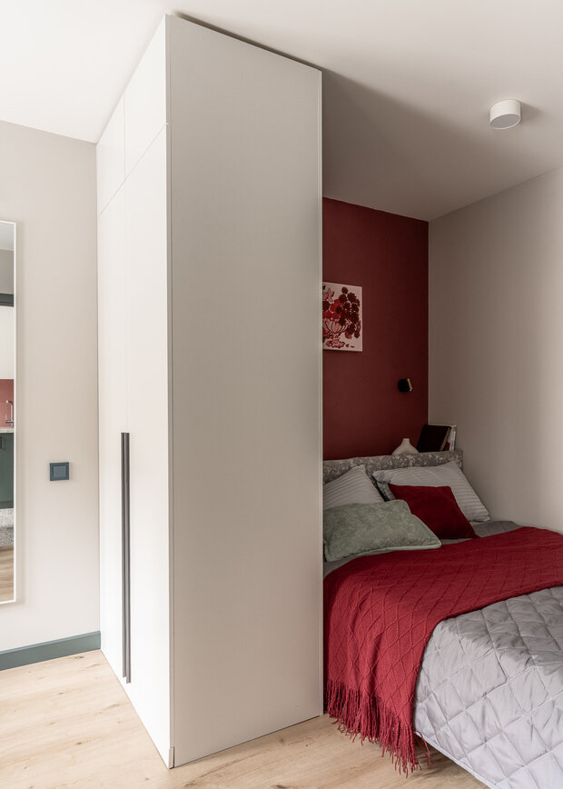 Фотография: Спальня в стиле Современный, Малогабаритная квартира, Квартира, Проект дня, Москва, Хрущевка, 1 комната, до 40 метров, скандинавский с элементами минимализма, Лидия Непреенко – фото на INMYROOM