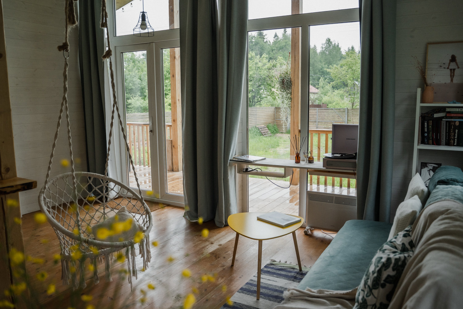 Фотография: Гостиная в стиле Скандинавский, Прованс и Кантри, Дом, Проект дня, Дача, Дом и дача, Московская область, 3 комнаты, 60-90 метров, Звенигород – фото на INMYROOM