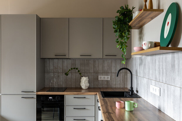 Фотография: Кухня и столовая в стиле Современный, Малогабаритная квартира, Квартира, Проект дня, Москва, 1 комната, 40-60 метров, Ирина Долганова, современный с элементами минимализма и скандинавского стиля – фото на INMYROOM