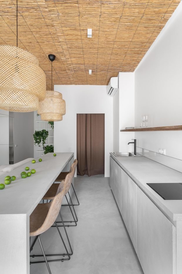 Во всей квартире пол сделан из микробетона.