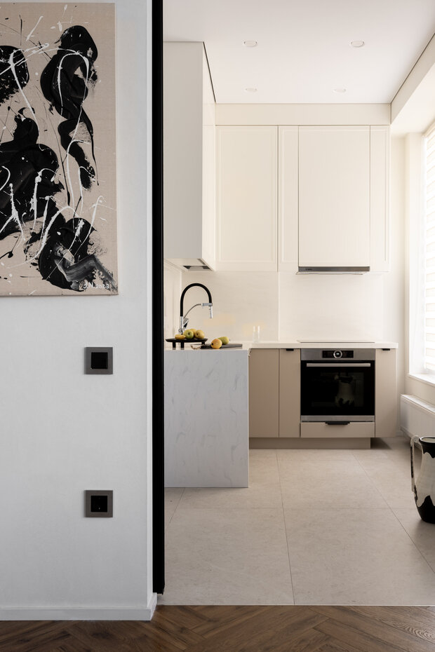 Фотография: Кухня и столовая в стиле Современный, Квартира, Проект дня, Монолитный дом, 3 комнаты, Алматы, минимализм с элементами современного дизайна, Данара Байтурсынова – фото на INMYROOM