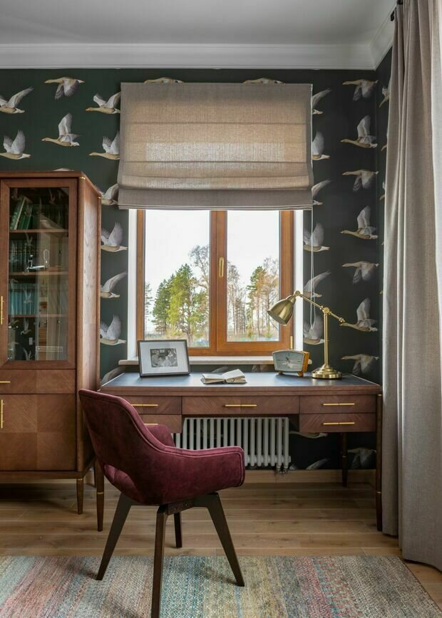 Хозяин дома увлекается охотой, поэтому стены в его кабинете оклеили оригинальными обоями с утками.