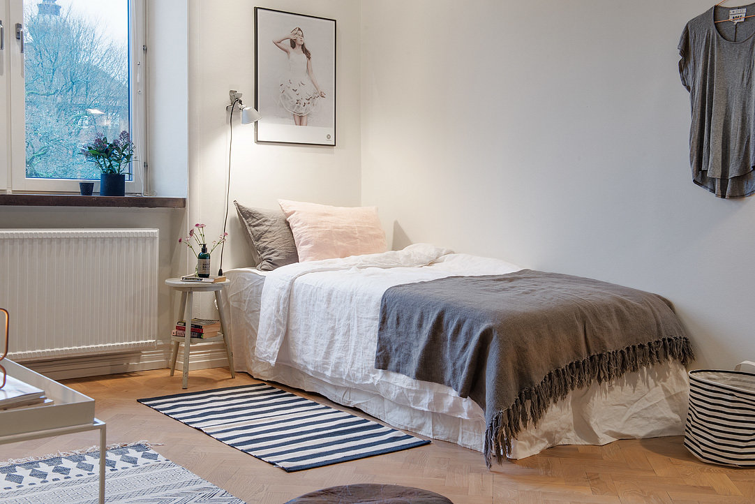 Фотография: Спальня в стиле Скандинавский, Малогабаритная квартира, Квартира, Дома и квартиры – фото на INMYROOM Фотография: Спальня в стиле Скандинавский, Малогабаритная квартира, Квартира, Дома и квартиры – фото на INMYROOM