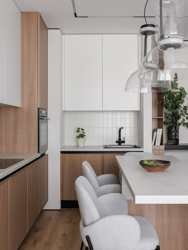 Мягкая мебель тоже вся выполнена на заказ. Полубарные стулья были перетянуты, чтобы попасть в цветовую гамму, так как заводские варианты не подходили.