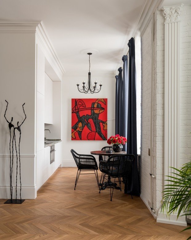 Фотография: Кухня и столовая в стиле Эклектика, Классический, Квартира, Проект дня, Москва, Сталинка, Кирпичный дом, 2 комнаты, 40-60 метров, Эксклюзивные проекты, Оксана Станиславова, Алена Дзуцева, SODA – фото на INMYROOM