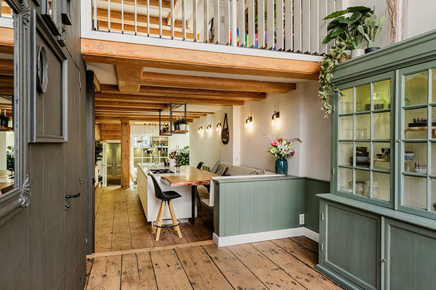 Фотография: Кухня и столовая в стиле Скандинавский, Лофт, Современный, Декор интерьера, Архитектура, Планировки, Белый, Бежевый, Более 90 метров – фото на INMYROOM