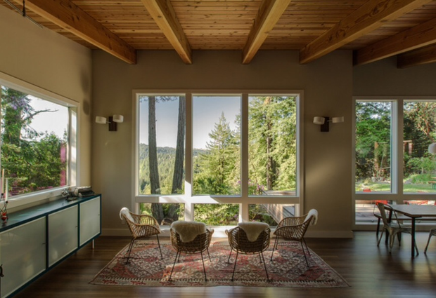 Фотография: Кухня и столовая в стиле Скандинавский, Дом, Архитектура, Цвет в интерьере, Дома и квартиры, Белый, Дом на природе, Дом и дача – фото на INMYROOM