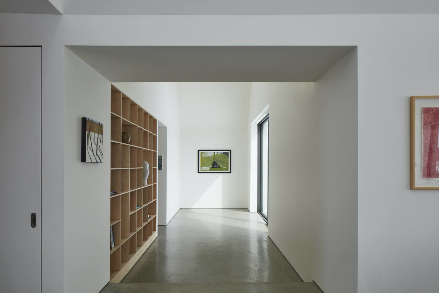 Фотография: Прихожая в стиле Минимализм, Современный, Дом, Белый, Серый, Дом и дача, Более 90 метров – фото на INMYROOM Фотография: Прихожая в стиле Минимализм, Современный, Дом, Белый, Серый, Дом и дача, Более 90 метров – фото на INMYROOM