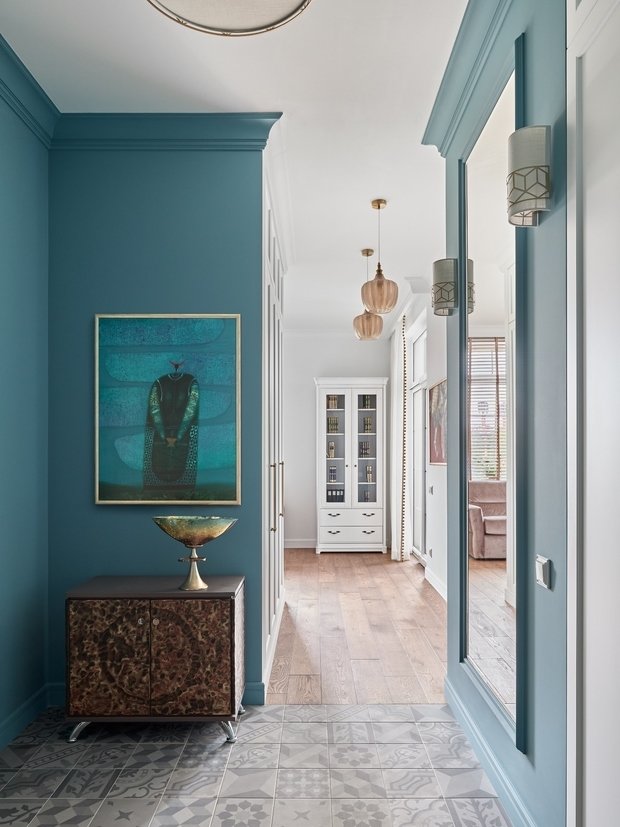 В квартире разместили три больших шкафа: для верхней одежды, для одежды + технические нужды (пылесос, утюг), шкаф в комнате для одежды.