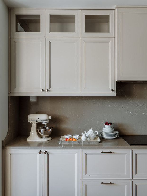 Для симметрии сделали два распашных ящика, под мойкой разместили выдвижную секцию. Кухня спроектирована на заказ компанией Attribute.