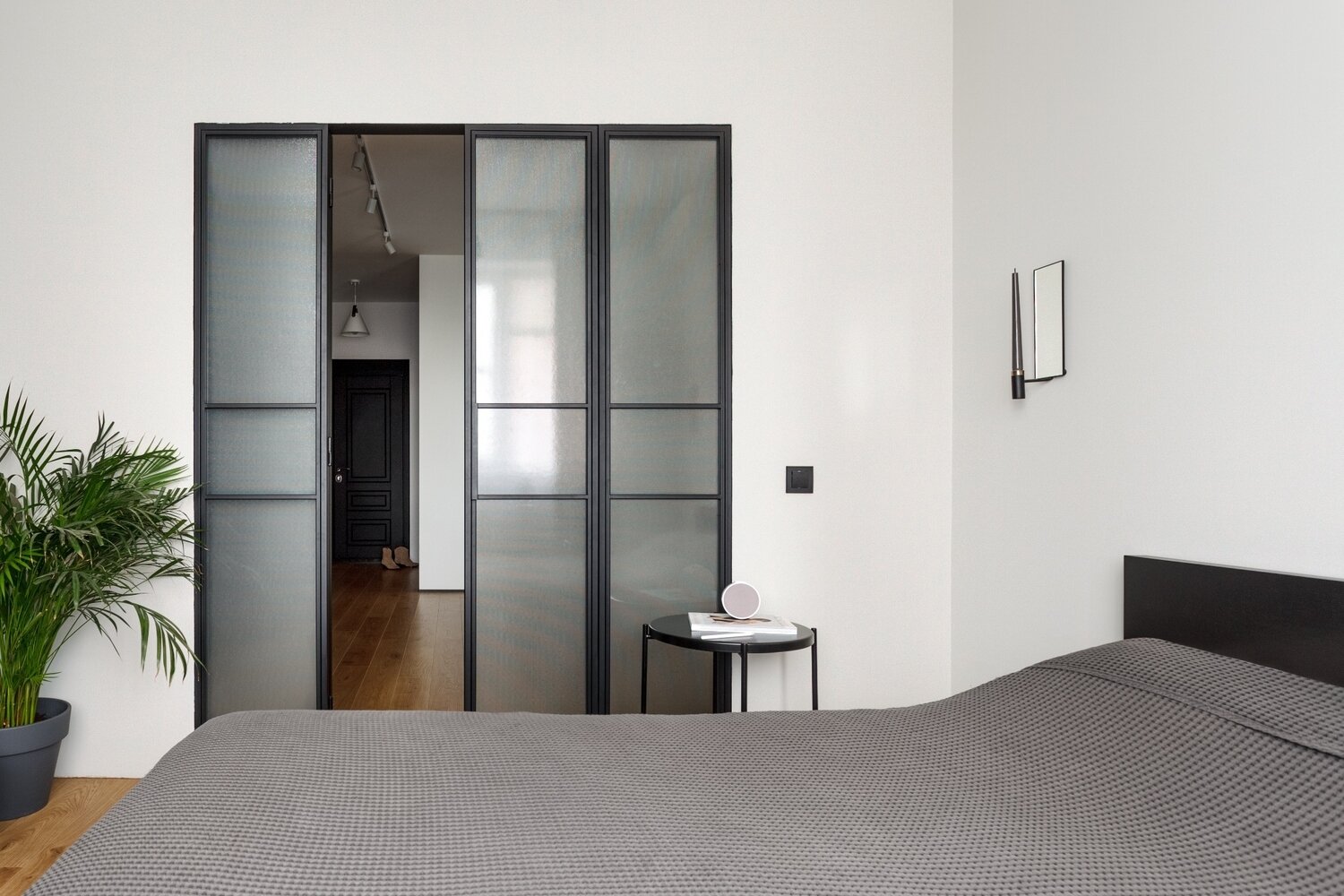 Двери в спальню хотели сделать выше, но из-за экономии пришлось уменьшить высоту. Двери в спальню хотели сделать выше, но из-за экономии пришлось уменьшить высоту.