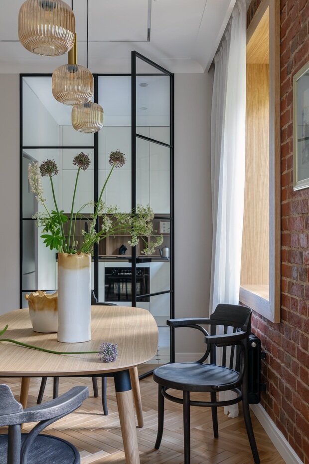 Фотография: Кухня и столовая в стиле Современный, Эклектика, Винтажный, Квартира, Проект дня, Москва, перепланировка трешки, интерьер сталинки, Старый фонд, Сталинка, 3 комнаты, 60-90 метров, до и после, ремонт в старом доме, Анна Кириллова, A+ interior – фото на INMYROOM