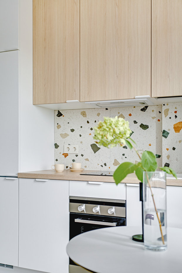 Краску подобрали практически один в один с фасадами мебели, чтобы короб с мебелью смотрелся единой плоскостью. 