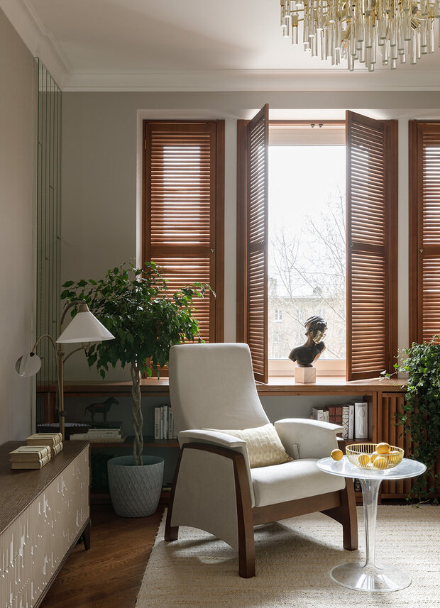 Зеркальное панно во всю высоту помещения находится в углу комнаты, при солнечном свете создает маленькие радуги. Это происходит за счет присутствия фацета на зеркальных полосках.