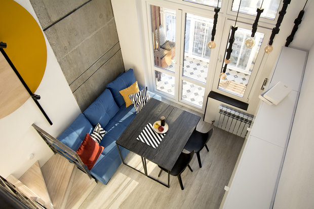 Стол придумала Анастасия Клочко: его можно использовать как рабочий, и тогда он встает заподлицо с подоконником, а для приема гостей раскладывается и превращается в квадратный обеденный стол.