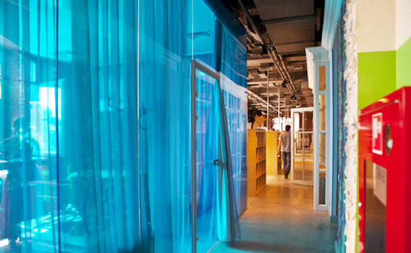 Фотография: Офис в стиле Лофт, Современный, Офисное пространство, Индустрия, Люди – фото на INMYROOM Фотография: Офис в стиле Лофт, Современный, Офисное пространство, Индустрия, Люди – фото на INMYROOM