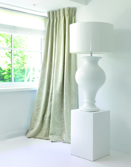 Фотография: Кухня и столовая в стиле Минимализм, Декор интерьера, Цвет в интерьере, Индустрия, Новости, Галерея Арбен, Шторы – фото на INMYROOM Фотография: Кухня и столовая в стиле Минимализм, Декор интерьера, Цвет в интерьере, Индустрия, Новости, Галерея Арбен, Шторы – фото на INMYROOM