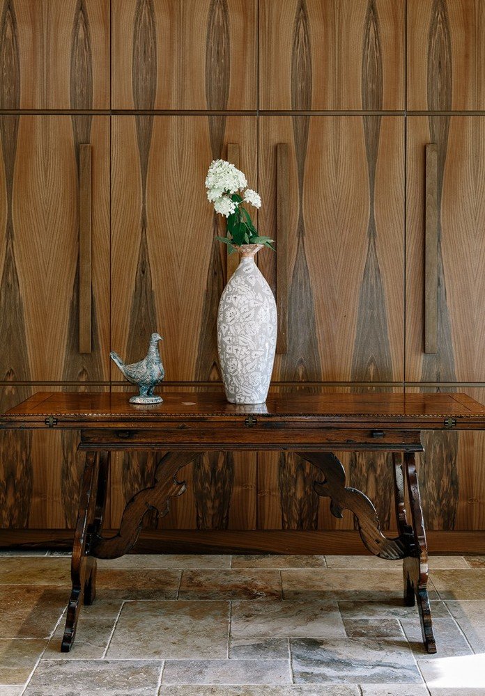 Фотография: Гостиная в стиле Классический, Современный, Эклектика, Дом, Аксессуары, Marset, Декор, Мебель и свет, Белый, Проект недели, Москва, Зеленый, Бежевый, Коричневый, Эко, Дом и дача, Manders, поселок Речник, Мастерская Дениса Смекалина, Ольга Иевлева – фото на INMYROOM