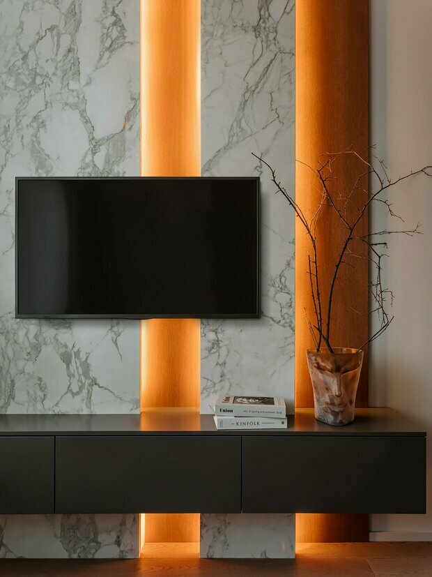 В спальне за изголовьем кровати и в зоне ТВ использовали декоративный микроцемент.